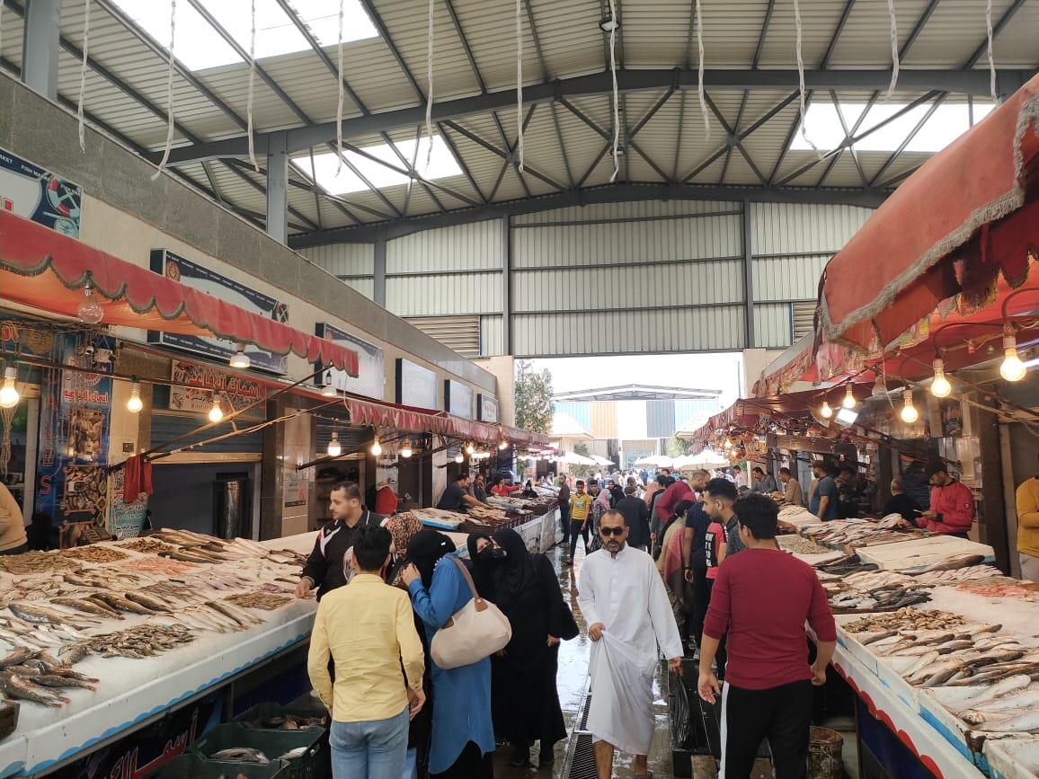 سوق الأسماك الجديد بحي العرب يشهد إقبالا كبيرا من المواطنين