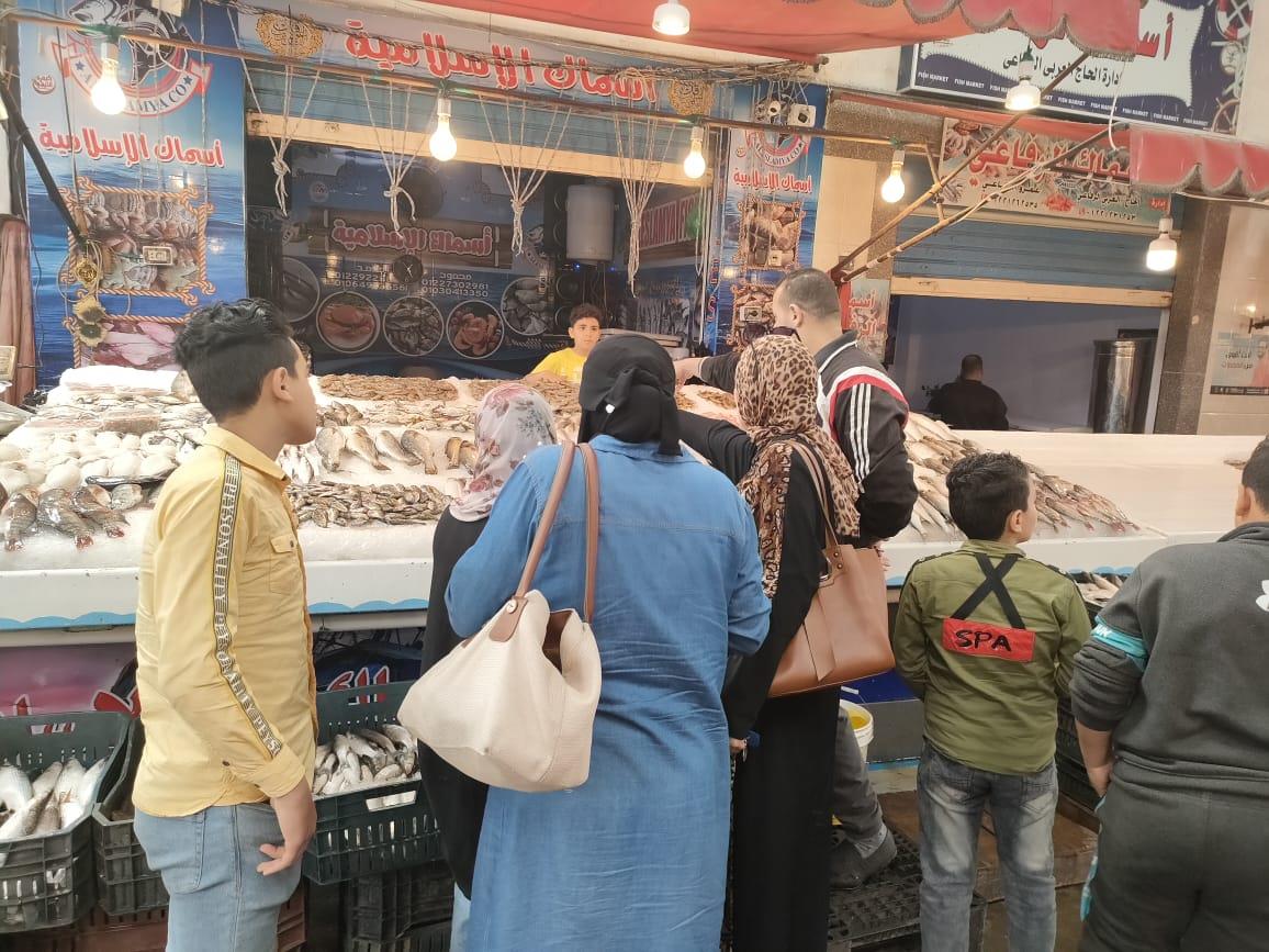 سوق الأسماك الجديد بحي العرب يشهد إقبالا كبيرا من المواطنين