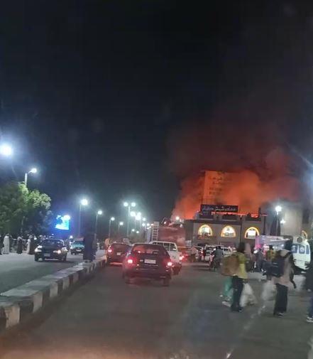 حريق ضخم بالقرب من مسجد سيدي عبد الرحيم القناوي بقنا