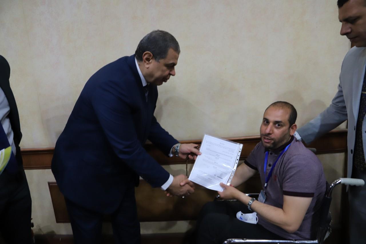  في إطار المبادرة الرئاسية "حياة كريمة"  "سعفان" يسلم 66 عقد عمل لذوي الهمم والعزيمة ببني سويف.