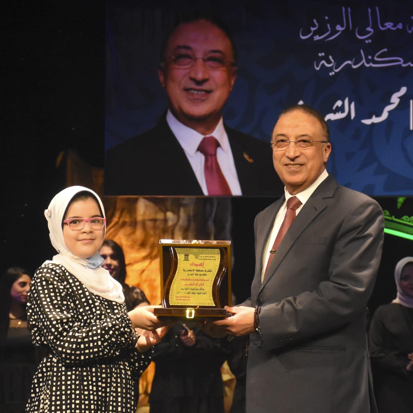 محافظ الإسكندرية يكرم حفظة القرآن الكريم من أبناء الثغر في احتفالية ليلة القدر  