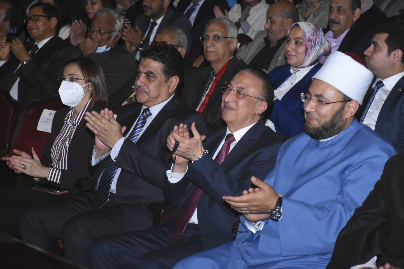 محافظ الإسكندرية يكرم حفظة القرآن الكريم من أبناء الثغر في احتفالية ليلة القدر  