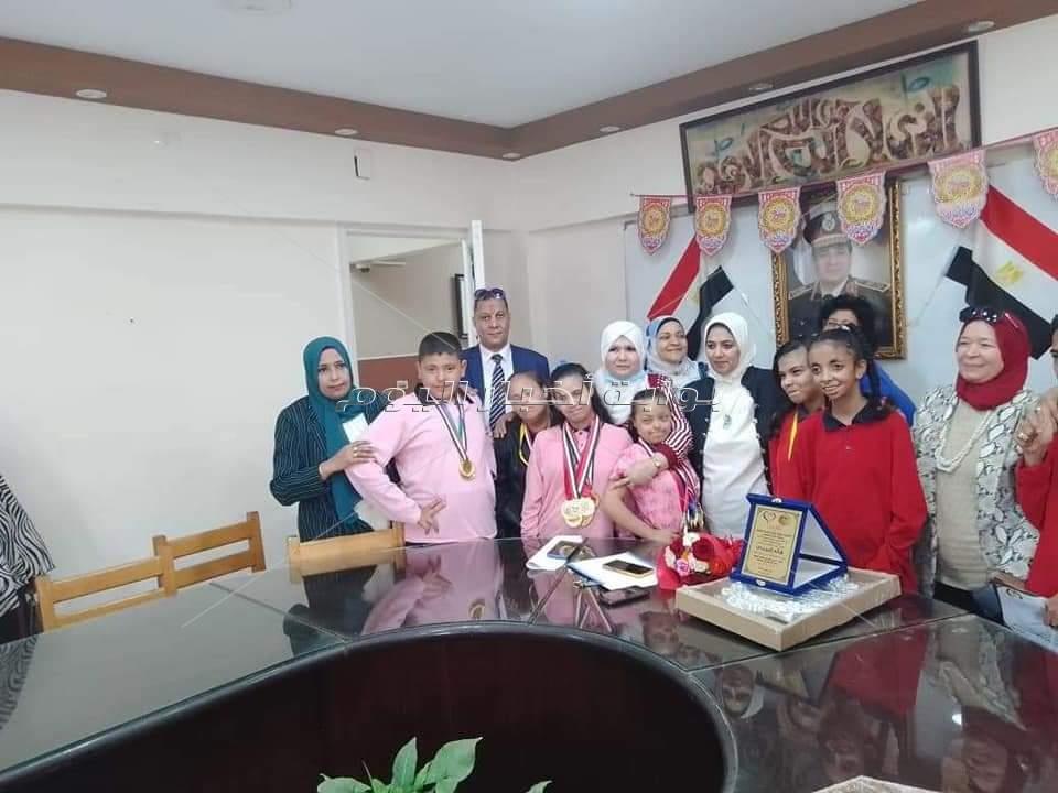 طلاب الجيزة الفائزين بالمركز الأول في مسابقة الرسم والمسرح بالإسكندرية