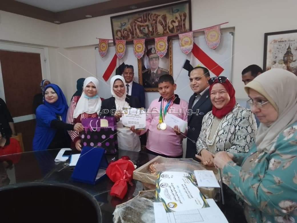 طلاب الجيزة الفائزين بالمركز الأول في مسابقة الرسم والمسرح بالإسكندرية