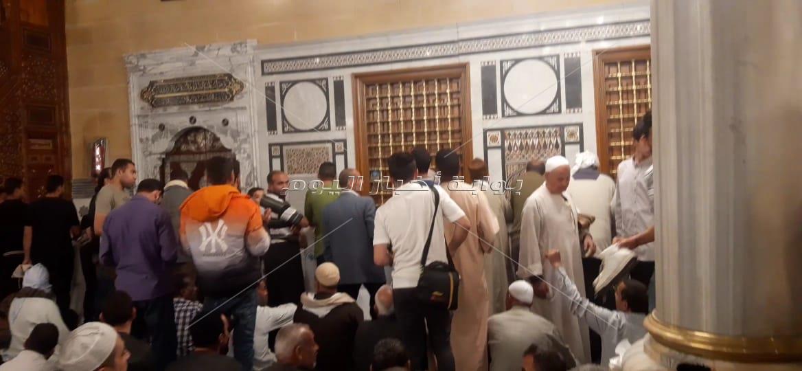 أخر يوم رمضان | نفحات روحانية بمقام مسجد الحسين «قبلة السياحة الرمضانية»