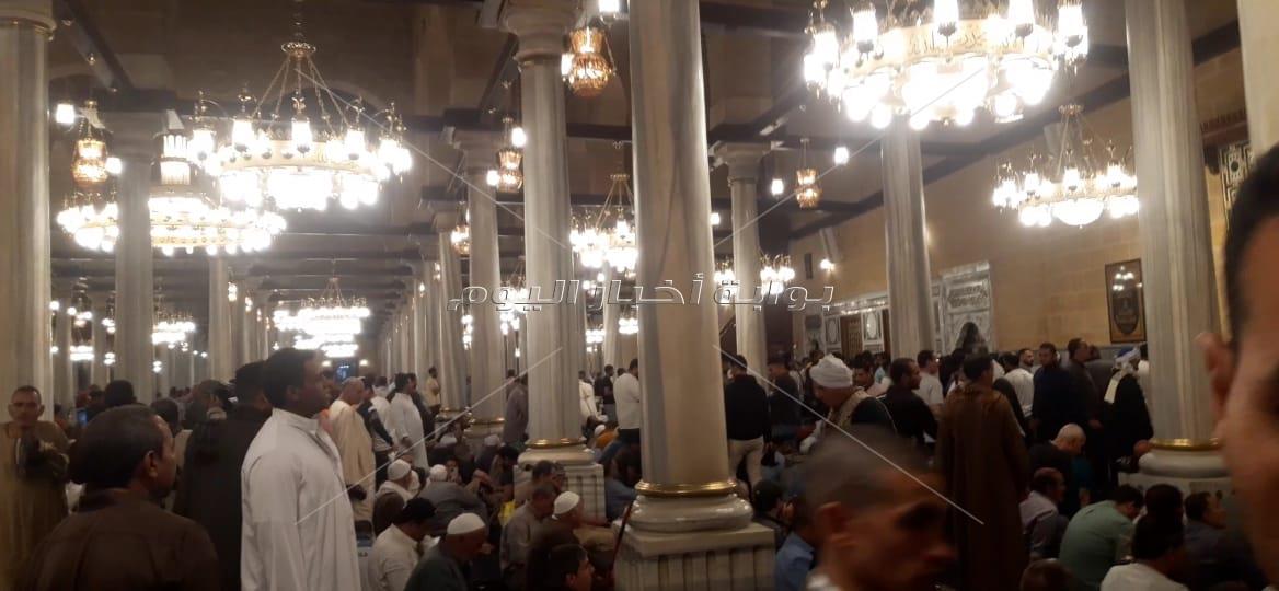أخر يوم رمضان | نفحات روحانية بمقام مسجد الحسين «قبلة السياحة الرمضانية»
