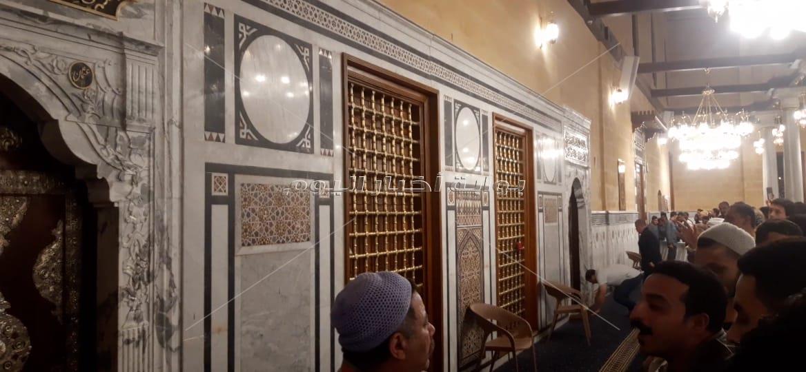 أخر يوم رمضان | نفحات روحانية بمقام مسجد الحسين «قبلة السياحة الرمضانية»