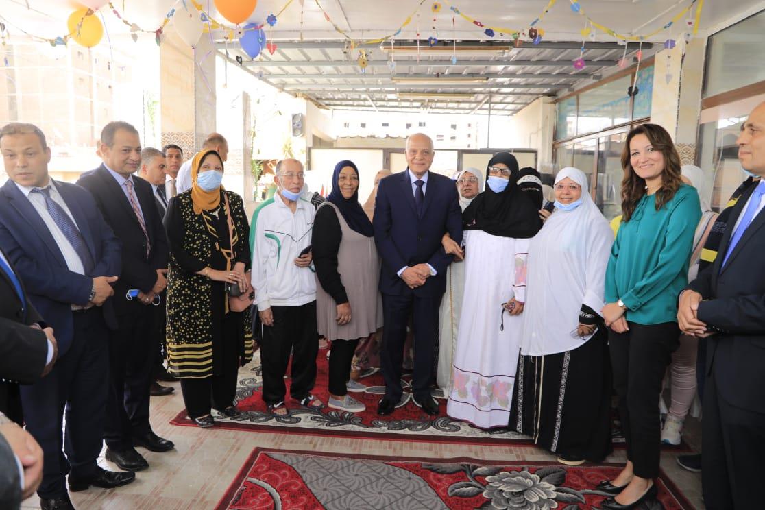 محافظ الجيزة يرسم البهجة على وجوه الأيتام والمسنين والمرضى ويقدم لهم التهنئة والهدايا