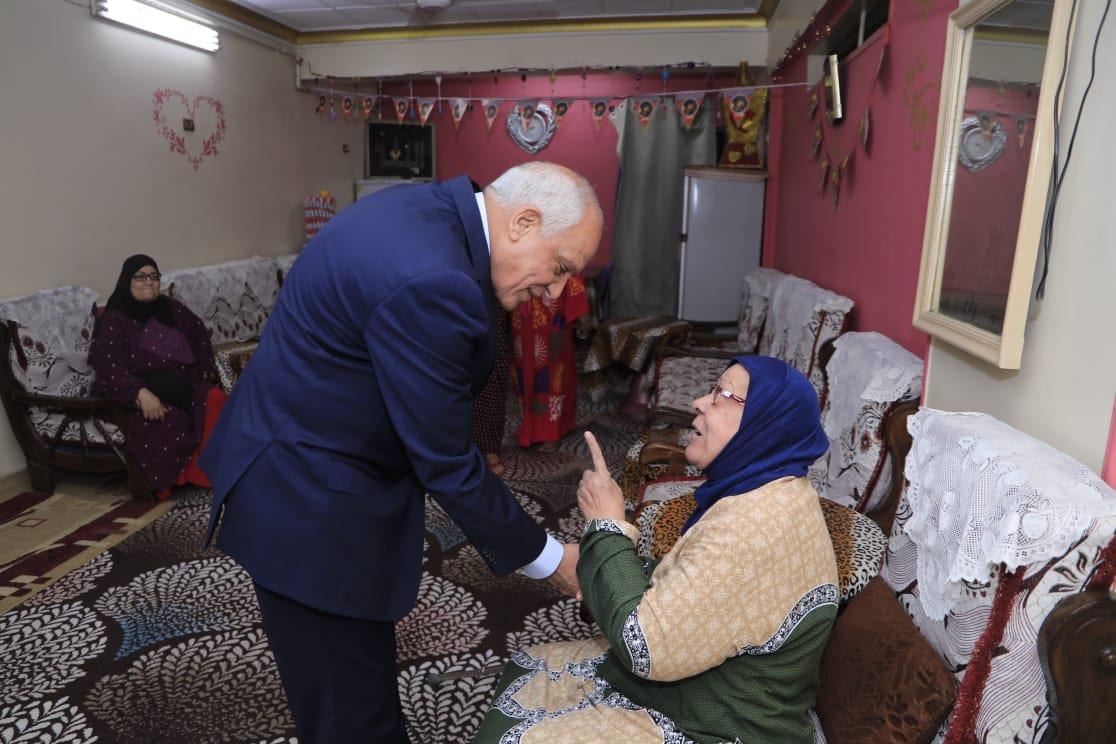 محافظ الجيزة يرسم البهجة على وجوه الأيتام والمسنين والمرضى ويقدم لهم التهنئة والهدايا