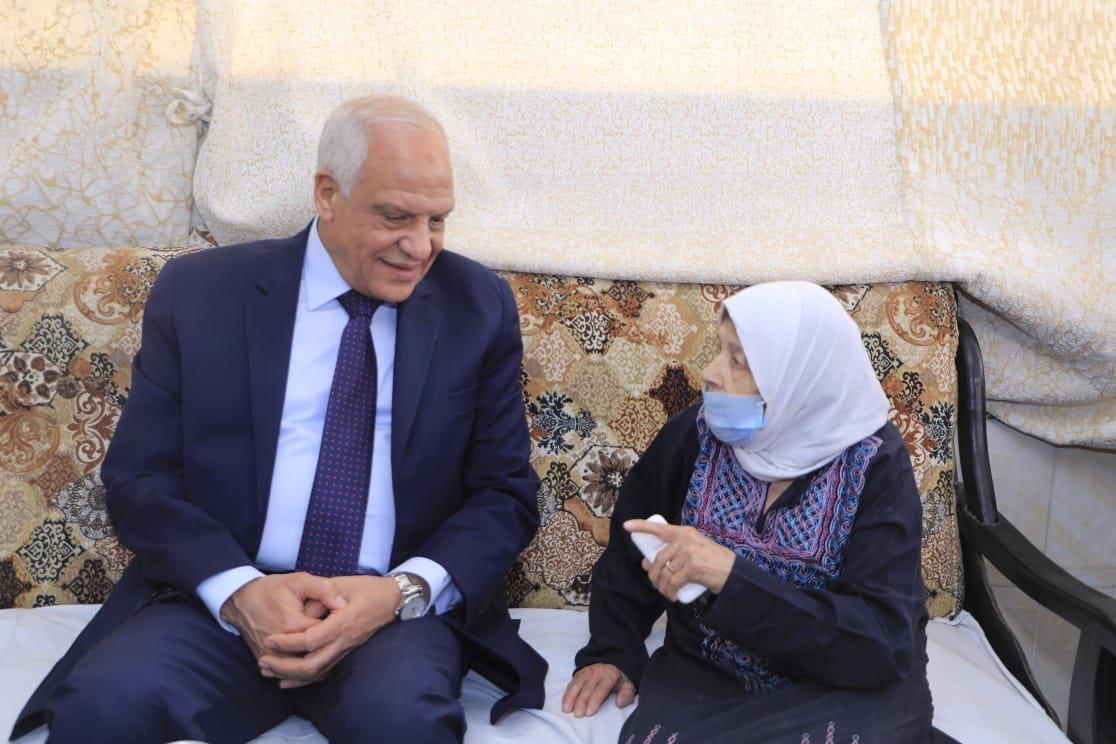 محافظ الجيزة يرسم البهجة على وجوه الأيتام والمسنين والمرضى ويقدم لهم التهنئة والهدايا