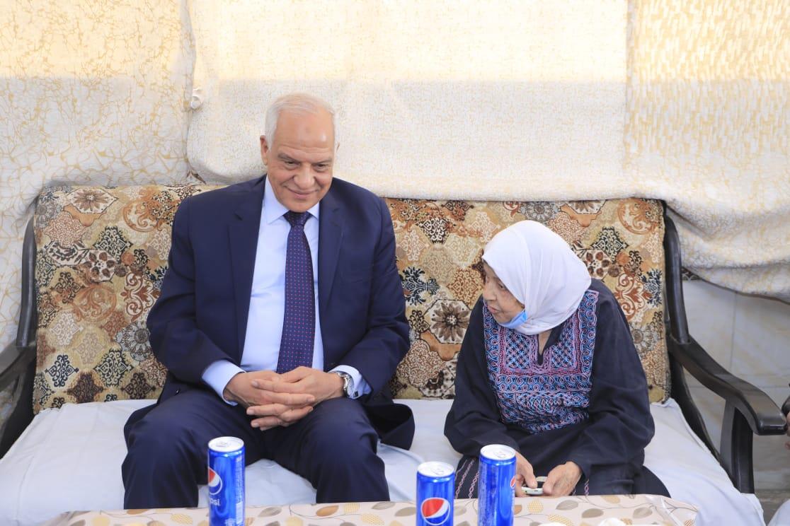 محافظ الجيزة يرسم البهجة على وجوه الأيتام والمسنين والمرضى ويقدم لهم التهنئة والهدايا