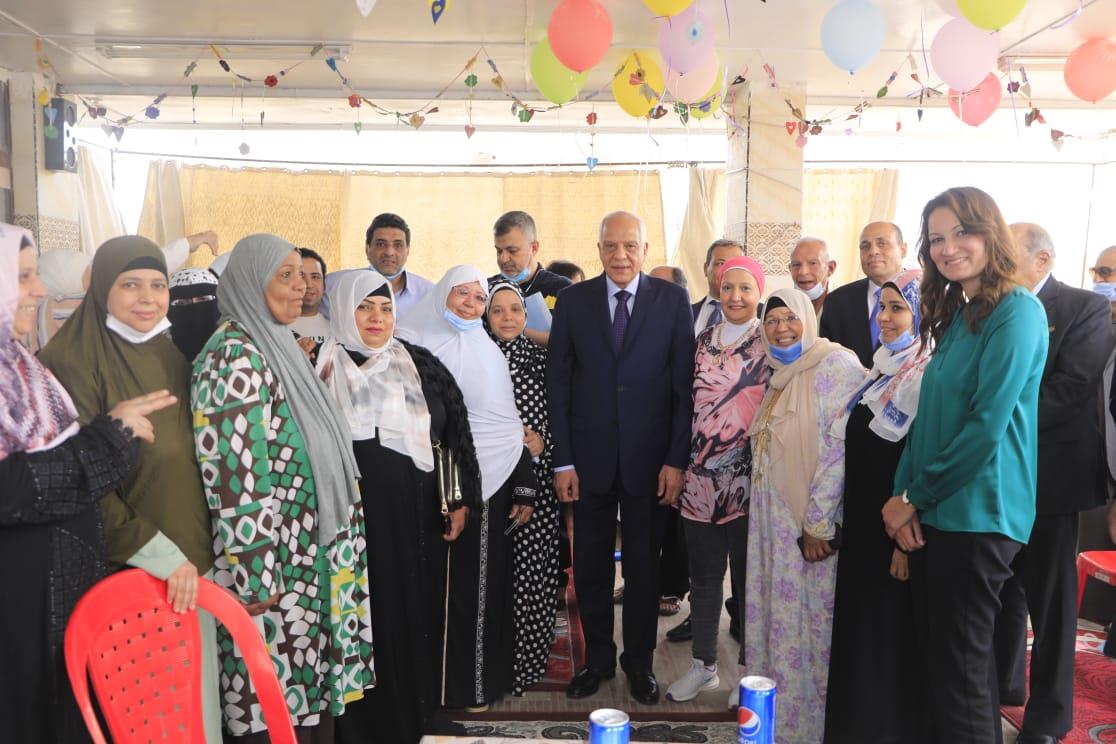 محافظ الجيزة يرسم البهجة على وجوه الأيتام والمسنين والمرضى ويقدم لهم التهنئة والهدايا