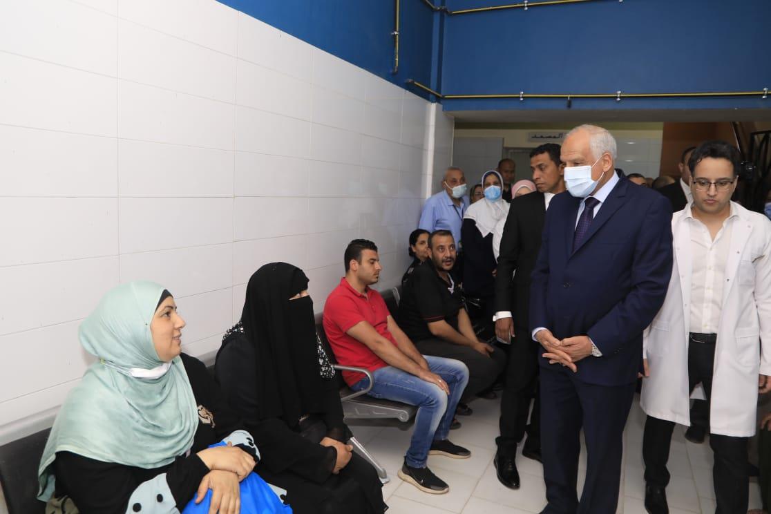محافظ الجيزة يرسم البهجة على وجوه الأيتام والمسنين والمرضى ويقدم لهم التهنئة والهدايا