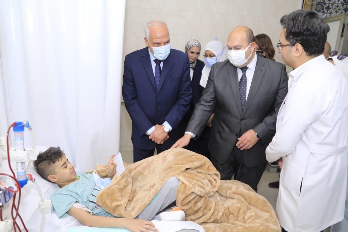 محافظ الجيزة يرسم البهجة على وجوه الأيتام والمسنين والمرضى ويقدم لهم التهنئة والهدايا