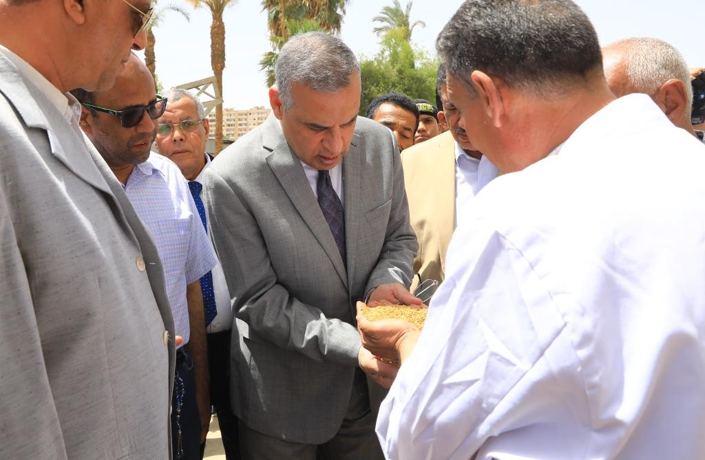 محافظ سوهاج يتفقد عملية توريد الأقماح بصوامع مطاحن مصر العليا بأولاد نصير