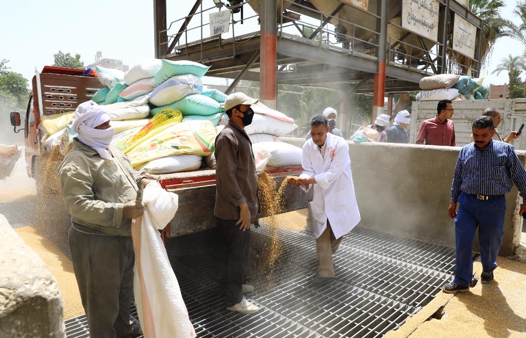 محافظ سوهاج يتفقد عملية توريد الأقماح بصوامع مطاحن مصر العليا بأولاد نصير