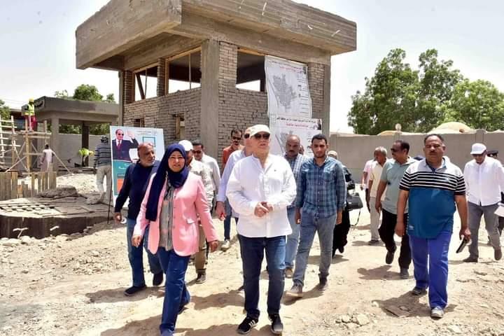 محافظ الاقصر يتفقد مشروعات مبادرة الرئيس عبدالفتاح السيسى حياه كريمه بقرى مركز اسنا جنوب الاقصر