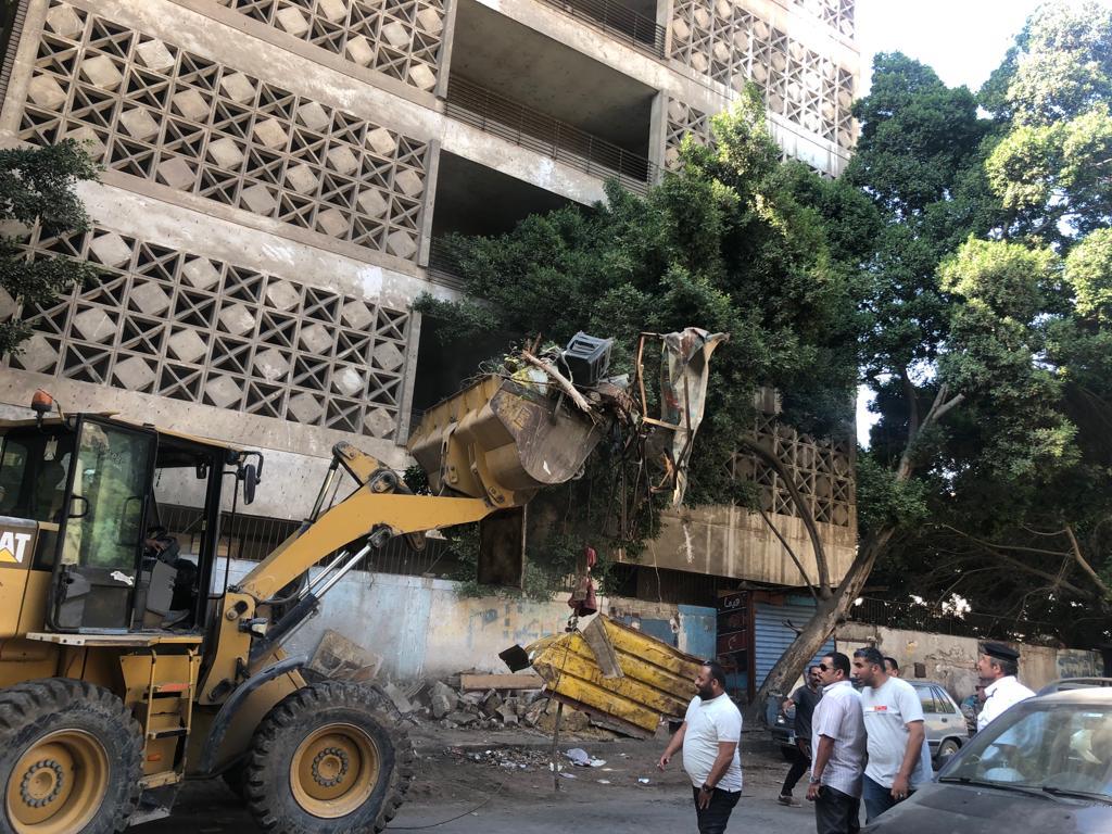 ضبط ونش بدون ترخيص ورفع إشغالات الباعة الجائلين بالدقي