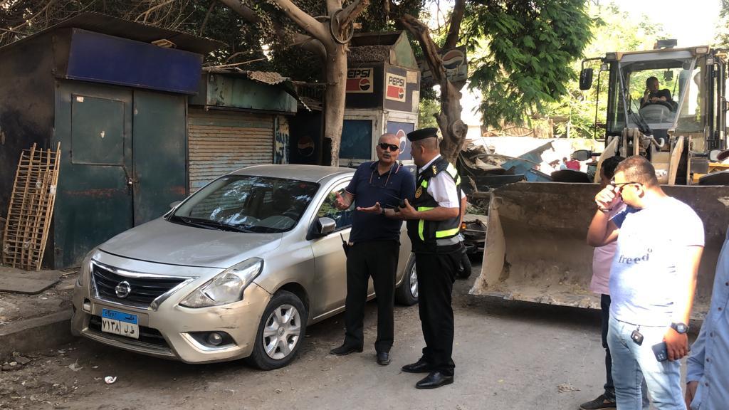 ضبط ونش بدون ترخيص ورفع إشغالات الباعة الجائلين بالدقي