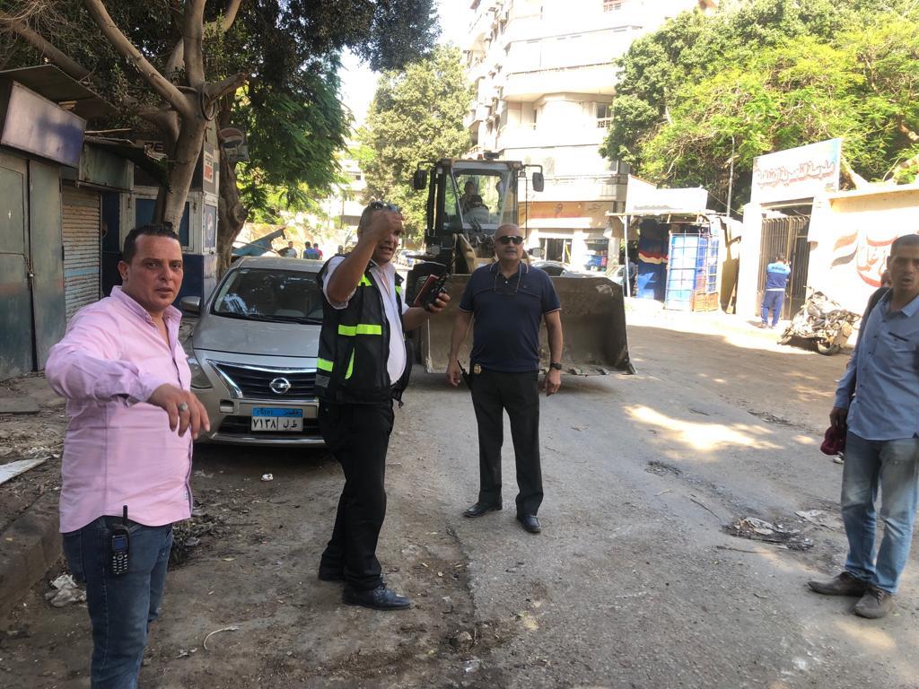 ضبط ونش بدون ترخيص ورفع إشغالات الباعة الجائلين بالدقي