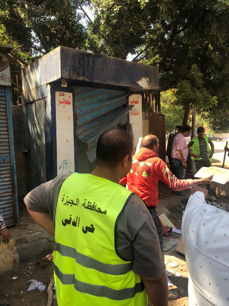 ضبط ونش بدون ترخيص ورفع إشغالات الباعة الجائلين بالدقي