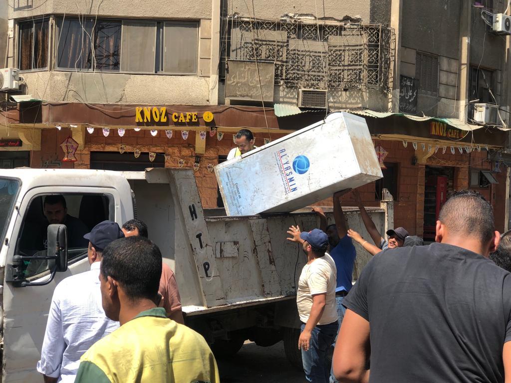 ضبط ونش بدون ترخيص ورفع إشغالات الباعة الجائلين بالدقي