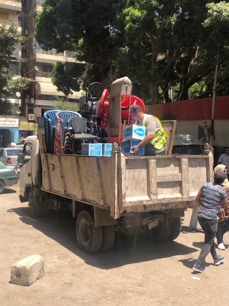 ضبط ونش بدون ترخيص ورفع إشغالات الباعة الجائلين بالدقي