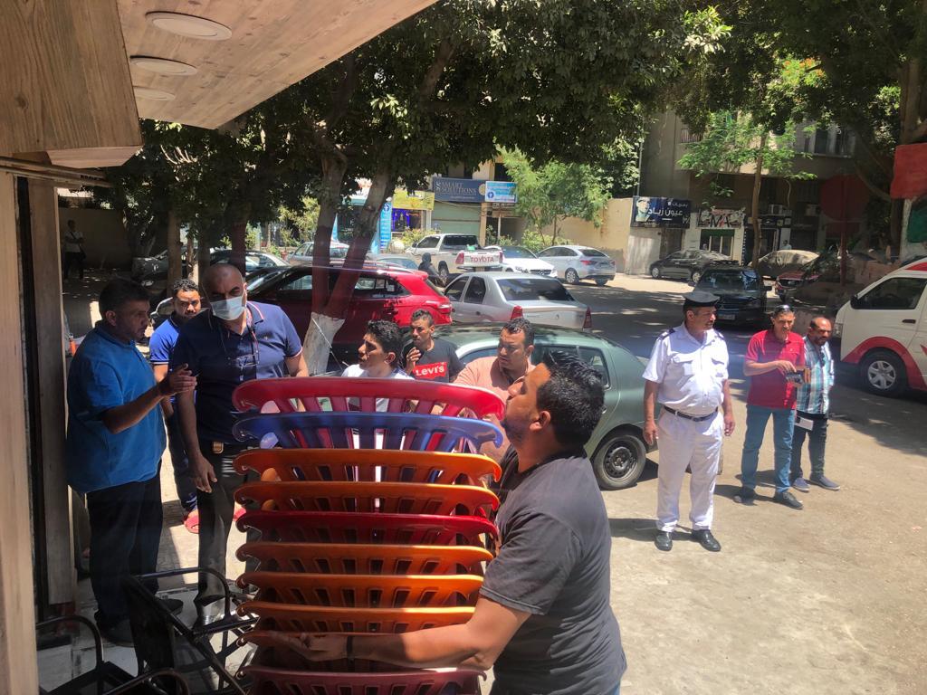 ضبط ونش بدون ترخيص ورفع إشغالات الباعة الجائلين بالدقي