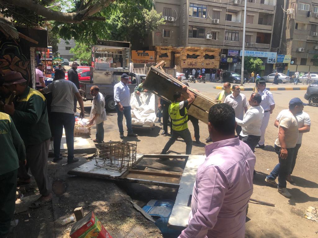 ضبط ونش بدون ترخيص ورفع إشغالات الباعة الجائلين بالدقي