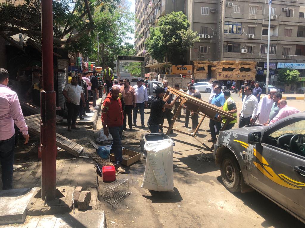 ضبط ونش بدون ترخيص ورفع إشغالات الباعة الجائلين بالدقي
