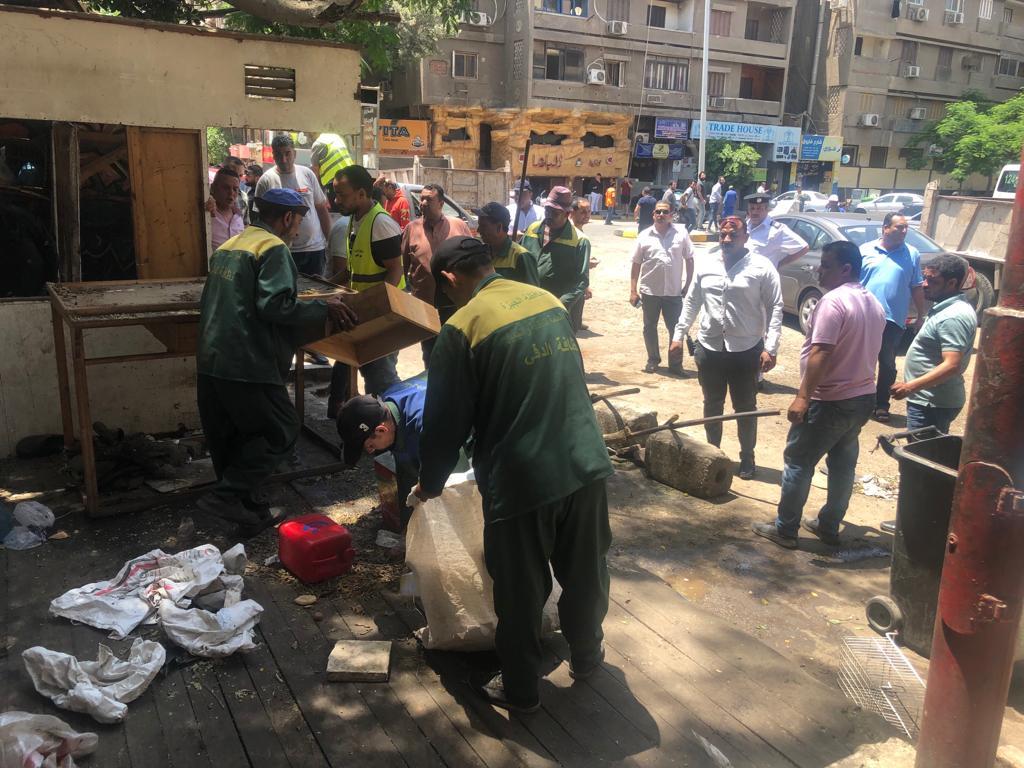 ضبط ونش بدون ترخيص ورفع إشغالات الباعة الجائلين بالدقي