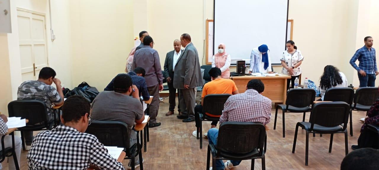 نائب رئيس جامعة الأقصر يتابع سير الامتحانات العملية بكليتي الطب والحاسبات والمعلومات 