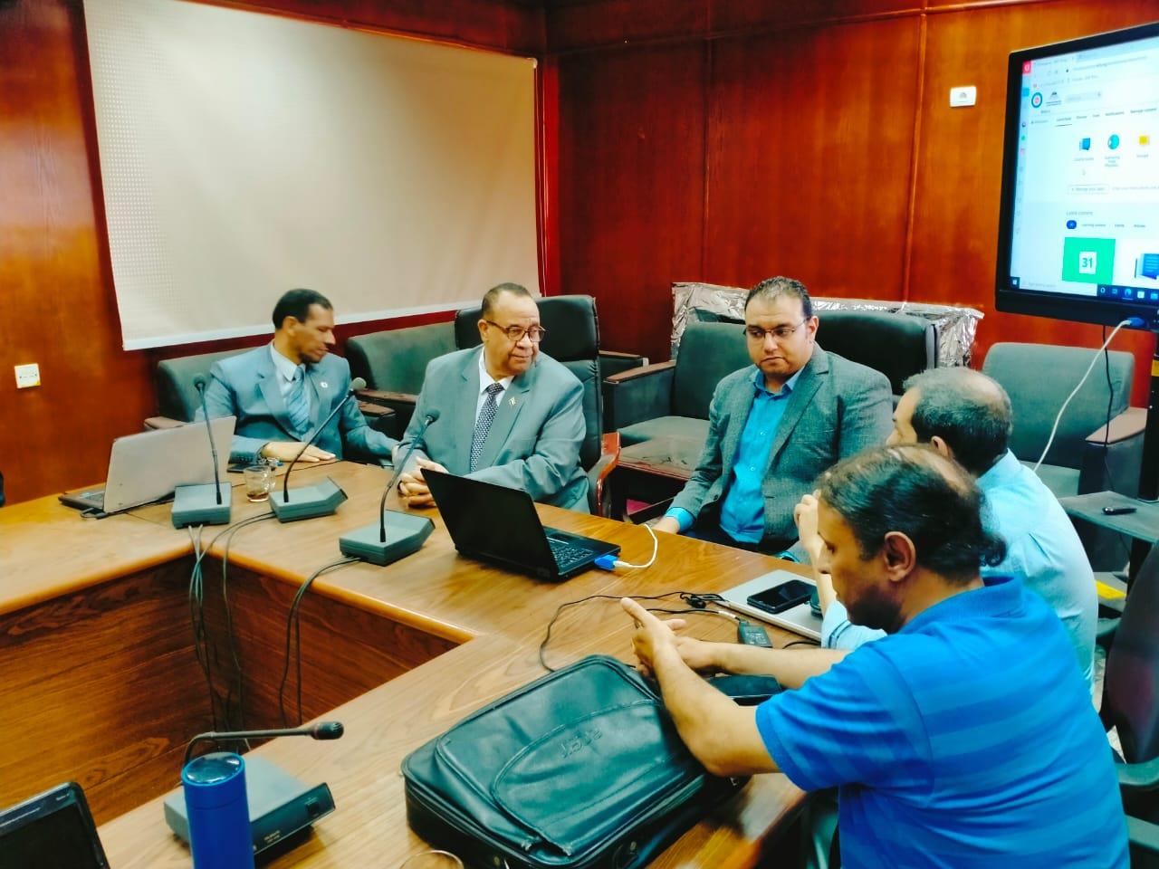 نائب رئيس جامعة الأقصر يتابع سير الامتحانات العملية بكليتي الطب والحاسبات والمعلومات 