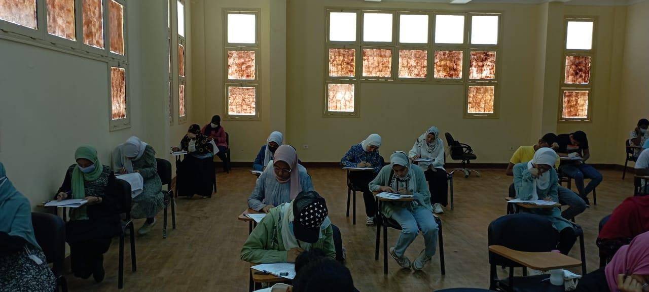 نائب رئيس جامعة الأقصر يتابع سير الامتحانات العملية بكليتي الطب والحاسبات والمعلومات 