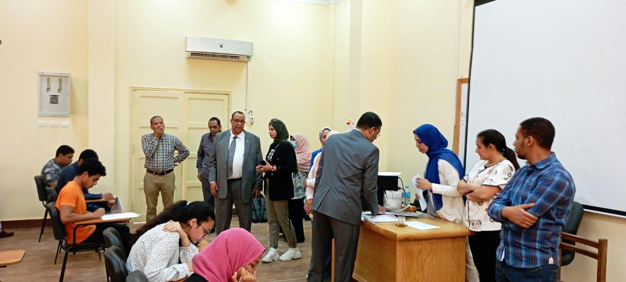نائب رئيس جامعة الأقصر يتابع سير الامتحانات العملية بكليتي الطب والحاسبات والمعلومات 