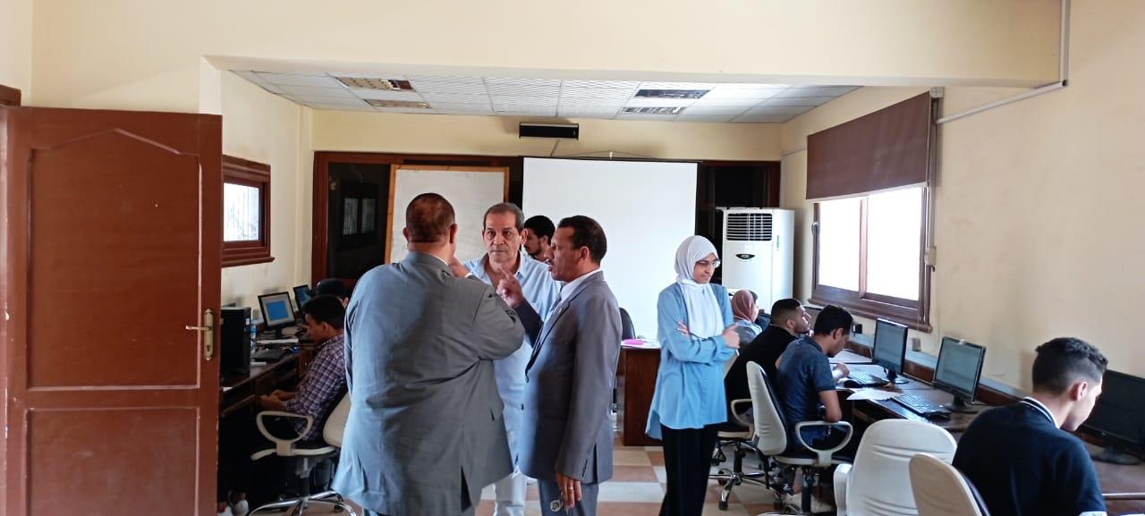 نائب رئيس جامعة الأقصر يتابع سير الامتحانات العملية بكليتي الطب والحاسبات والمعلومات 