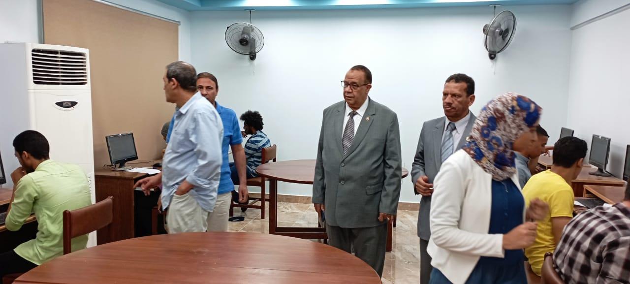 نائب رئيس جامعة الأقصر يتابع سير الامتحانات العملية بكليتي الطب والحاسبات والمعلومات 