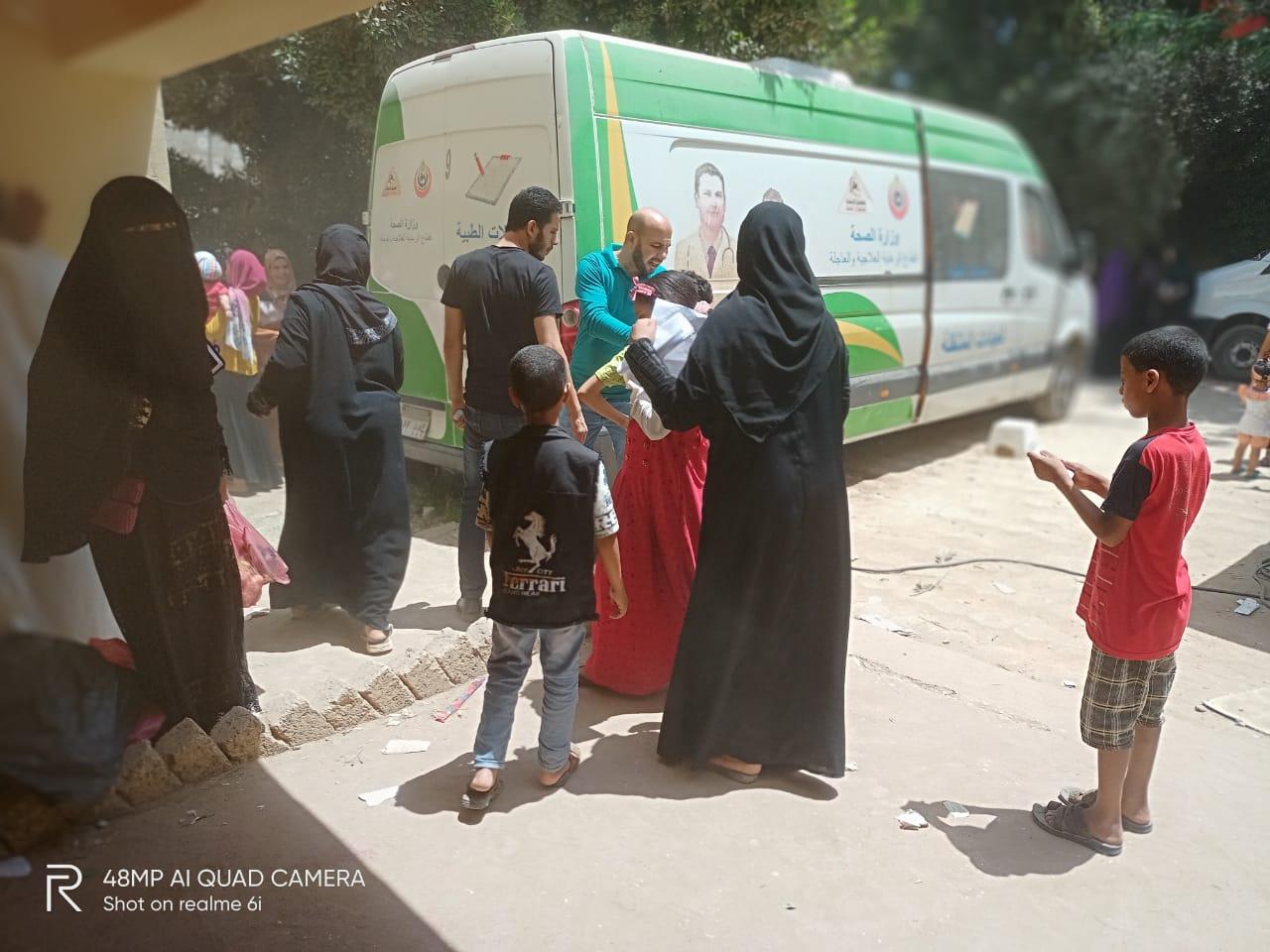 حياة كريمة..الكشف على 1000 مواطن خلال قافلة طبية بقرية كفرحميد في الجيزة | صور