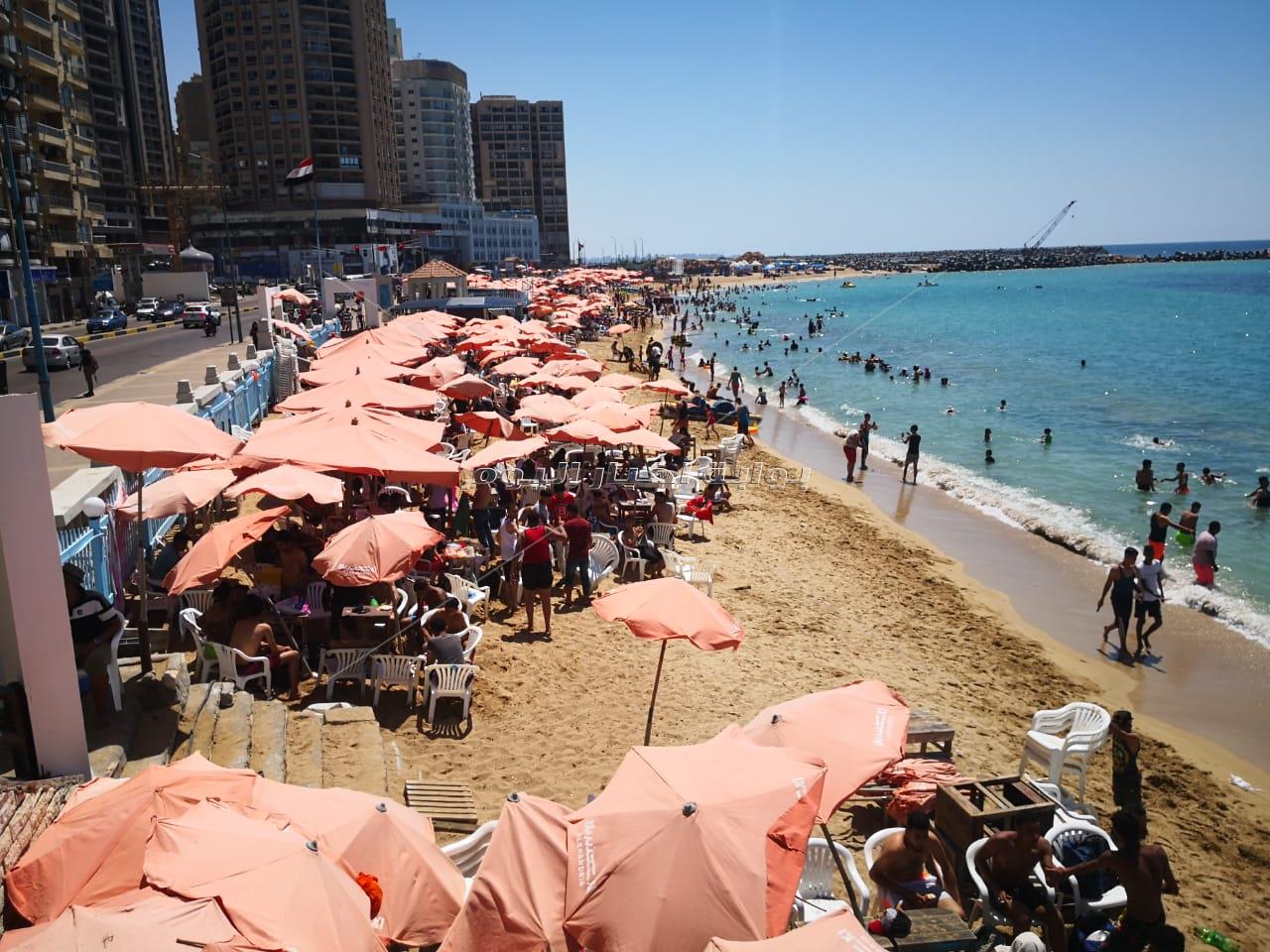 رحلات اليوم الواحد تتصدر.. شواطئ الإسكندرية كاملة العدد