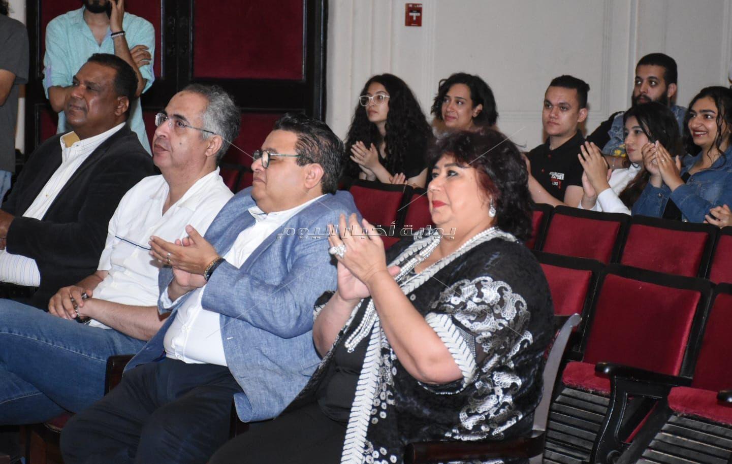 وزيرة الثقافة تسلم شهادات تخرج الدفعة الاولي لورشة ابدأ حلمك بالاسكندرية