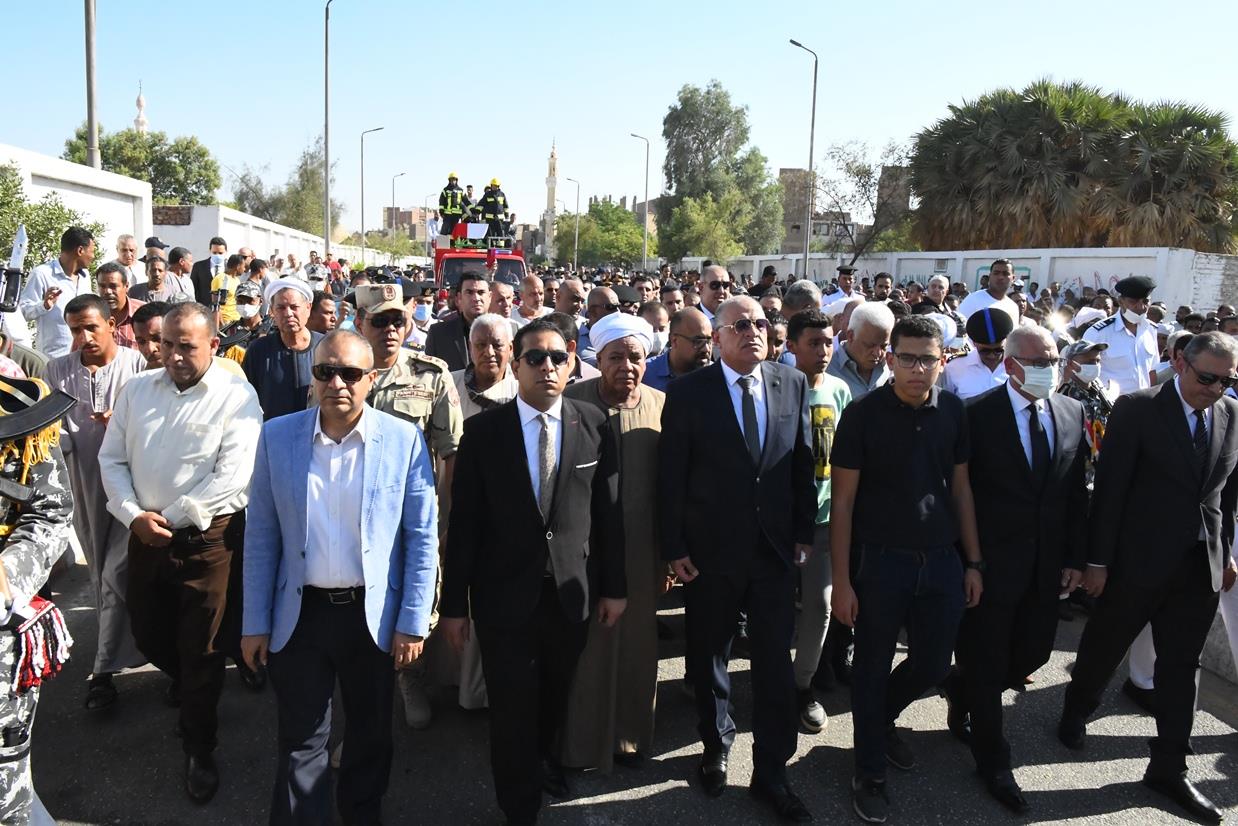 نائب محافظ قنا ومدير الأمن يؤديان صلاة الجنازة على شهيد الواجب الوطنى 