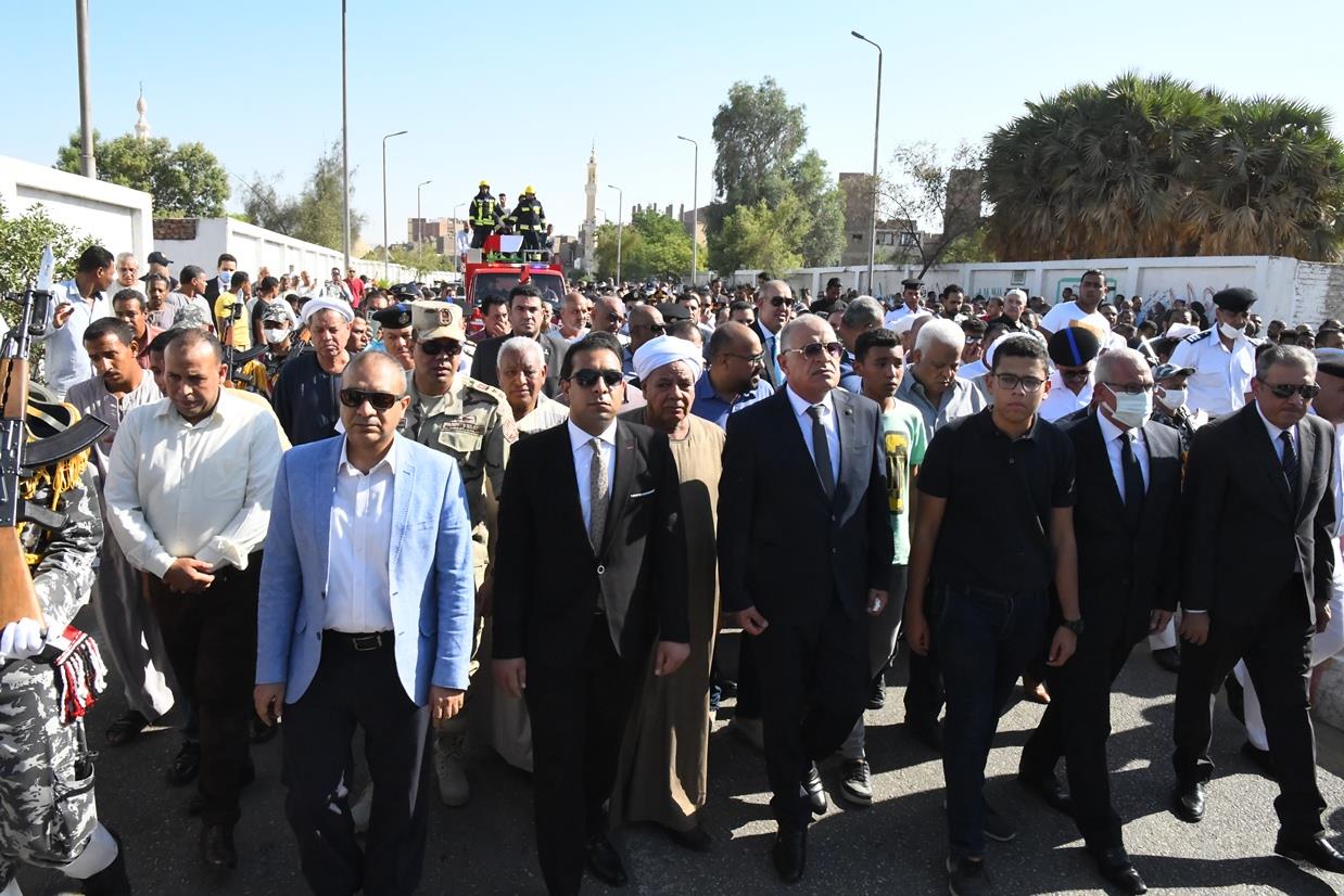 نائب محافظ قنا ومدير الأمن يؤديان صلاة الجنازة على شهيد الواجب الوطنى 