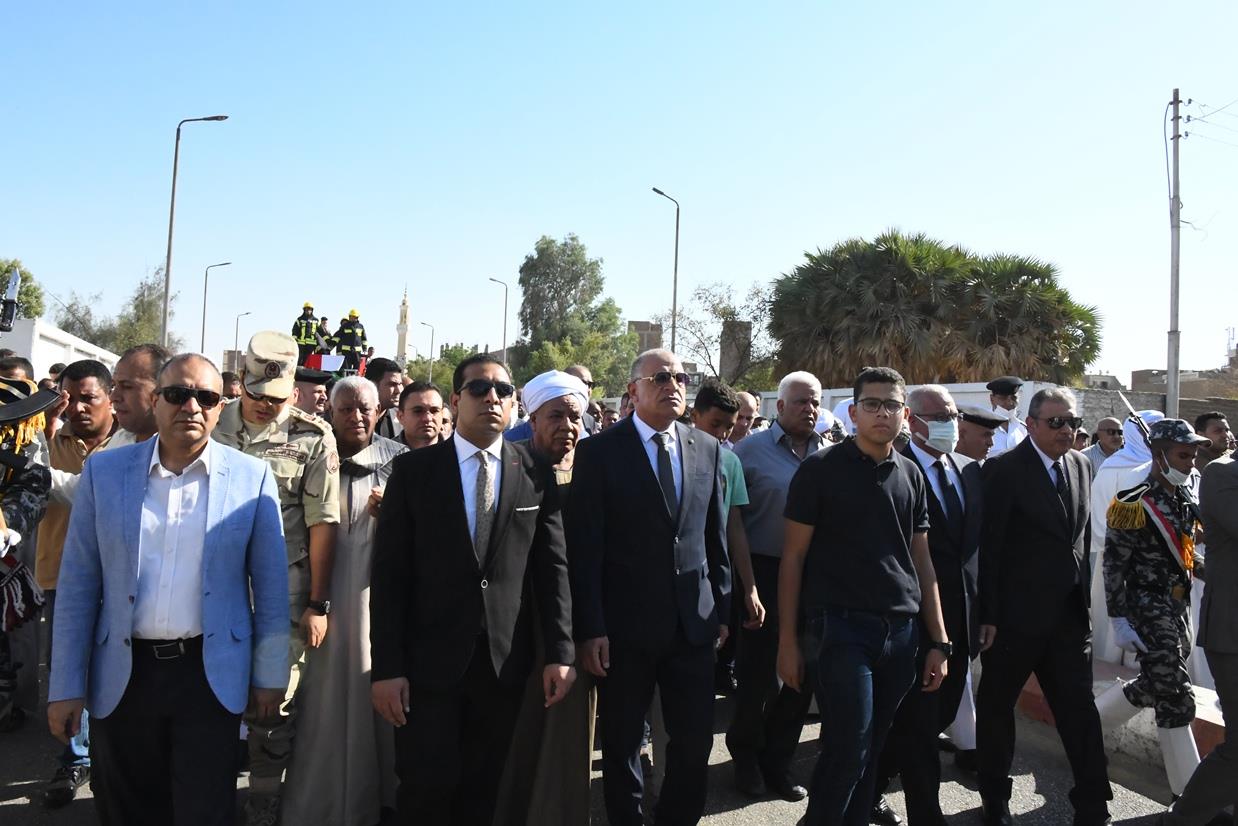 نائب محافظ قنا ومدير الأمن يؤديان صلاة الجنازة على شهيد الواجب الوطنى 