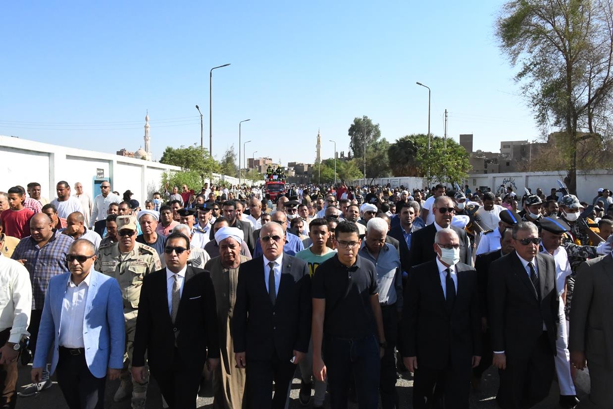 نائب محافظ قنا ومدير الأمن يؤديان صلاة الجنازة على شهيد الواجب الوطنى 