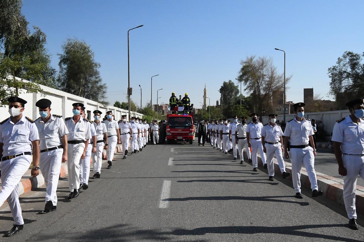 نائب محافظ قنا ومدير الأمن يؤديان صلاة الجنازة على شهيد الواجب الوطنى 