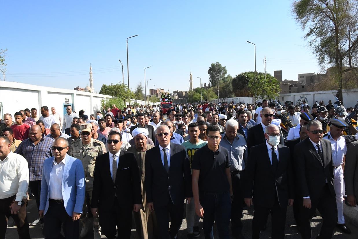 نائب محافظ قنا ومدير الأمن يؤديان صلاة الجنازة على شهيد الواجب الوطنى 
