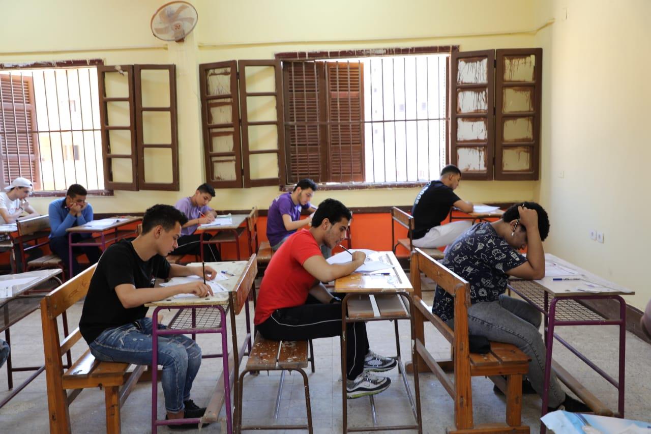 بالصور..انتظام طلاب الثانوية العامة داخل اللجان وسط اجراءات امنية مشددة