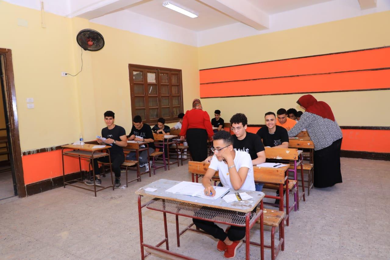 بالصور..انتظام طلاب الثانوية العامة داخل اللجان وسط اجراءات امنية مشددة