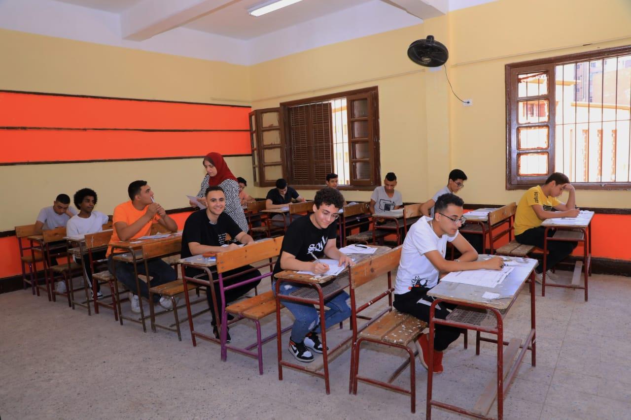 بالصور..انتظام طلاب الثانوية العامة داخل اللجان وسط اجراءات امنية مشددة