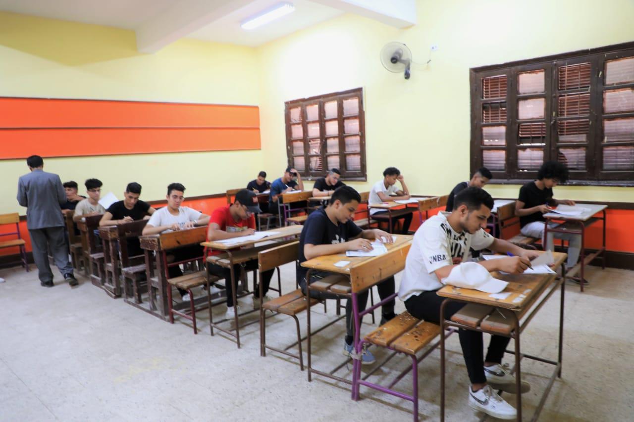 بالصور..انتظام طلاب الثانوية العامة داخل اللجان وسط اجراءات امنية مشددة